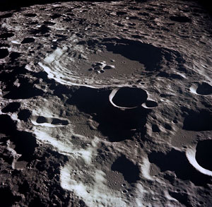 Crateras na superfície lunar