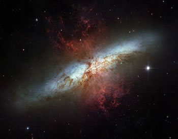 Galáxia irregular M82