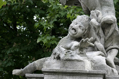 As chuvas ácidas reagem com o mármore dos monumentos e estátuas